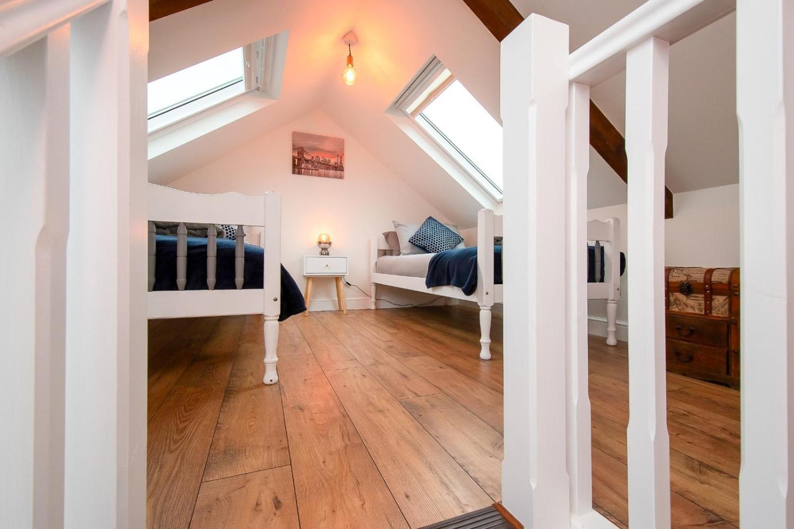Casa One Hundred - A Beautiful 4 Bed House On The Beach Front Swansea Extérieur photo