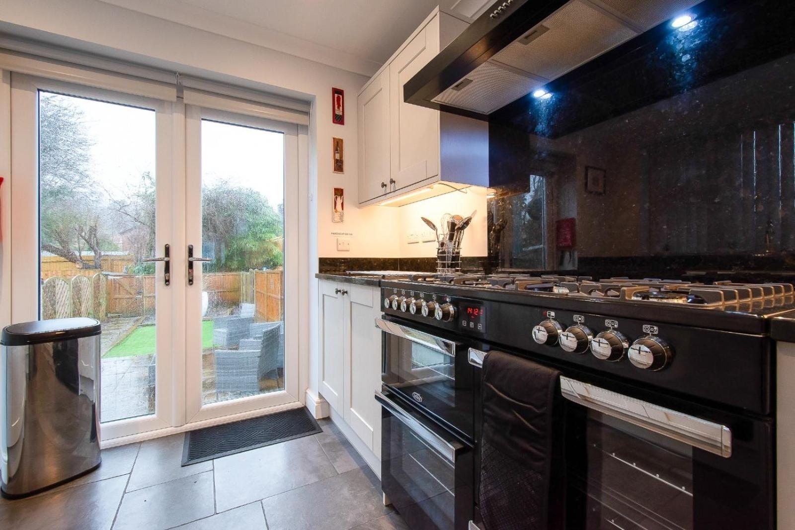 Casa One Hundred - A Beautiful 4 Bed House On The Beach Front Swansea Extérieur photo