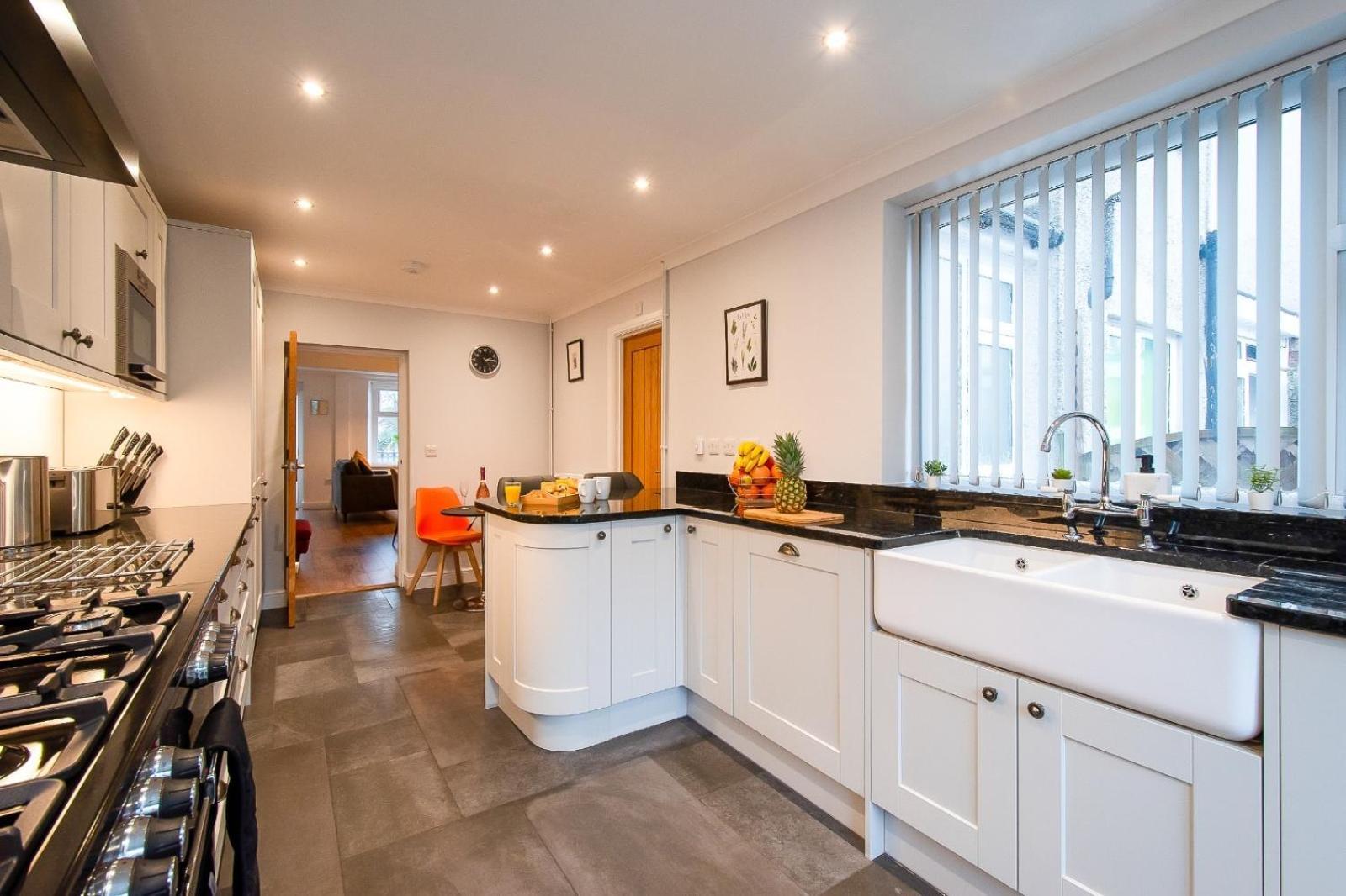 Casa One Hundred - A Beautiful 4 Bed House On The Beach Front Swansea Extérieur photo