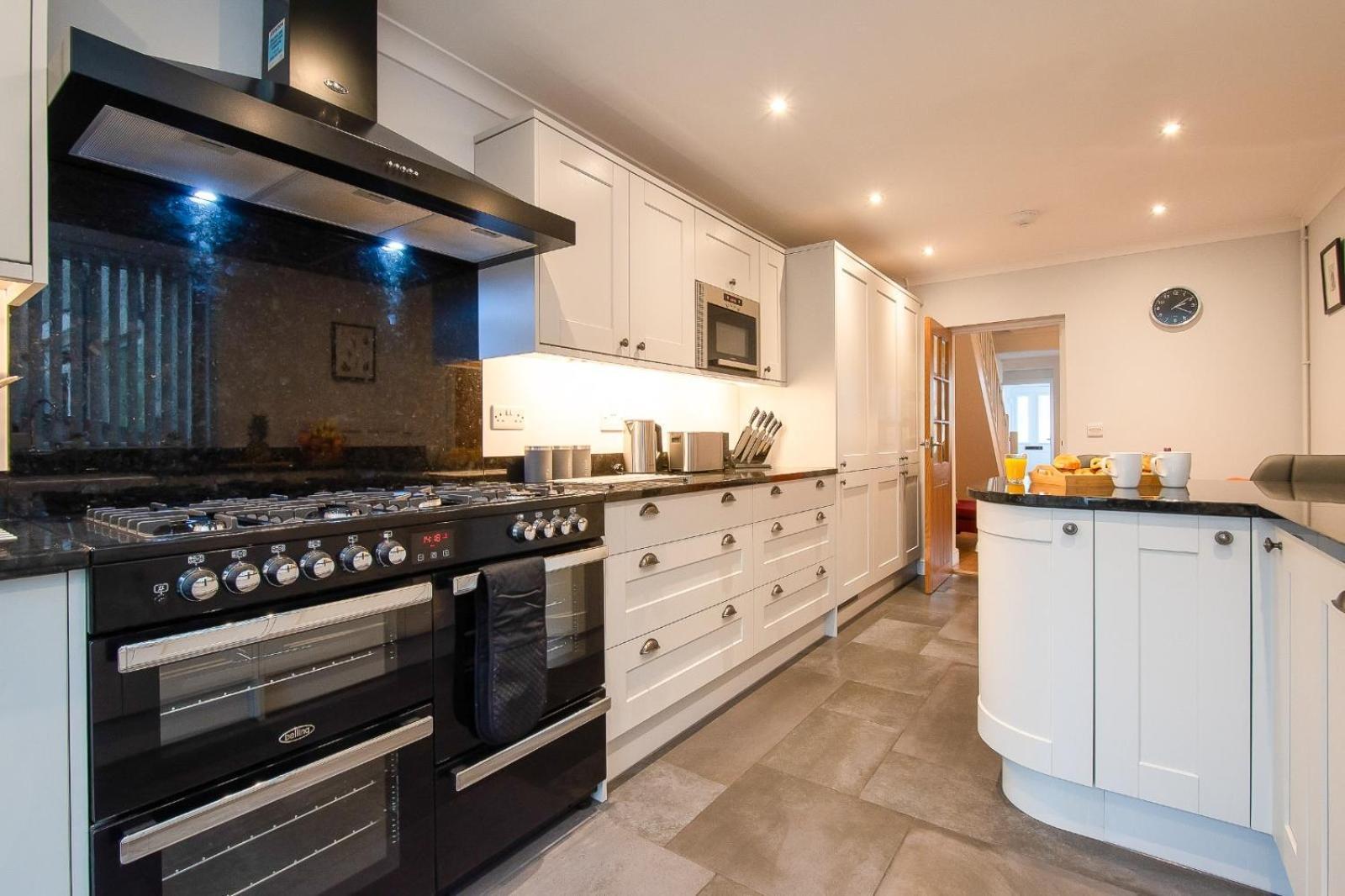 Casa One Hundred - A Beautiful 4 Bed House On The Beach Front Swansea Extérieur photo