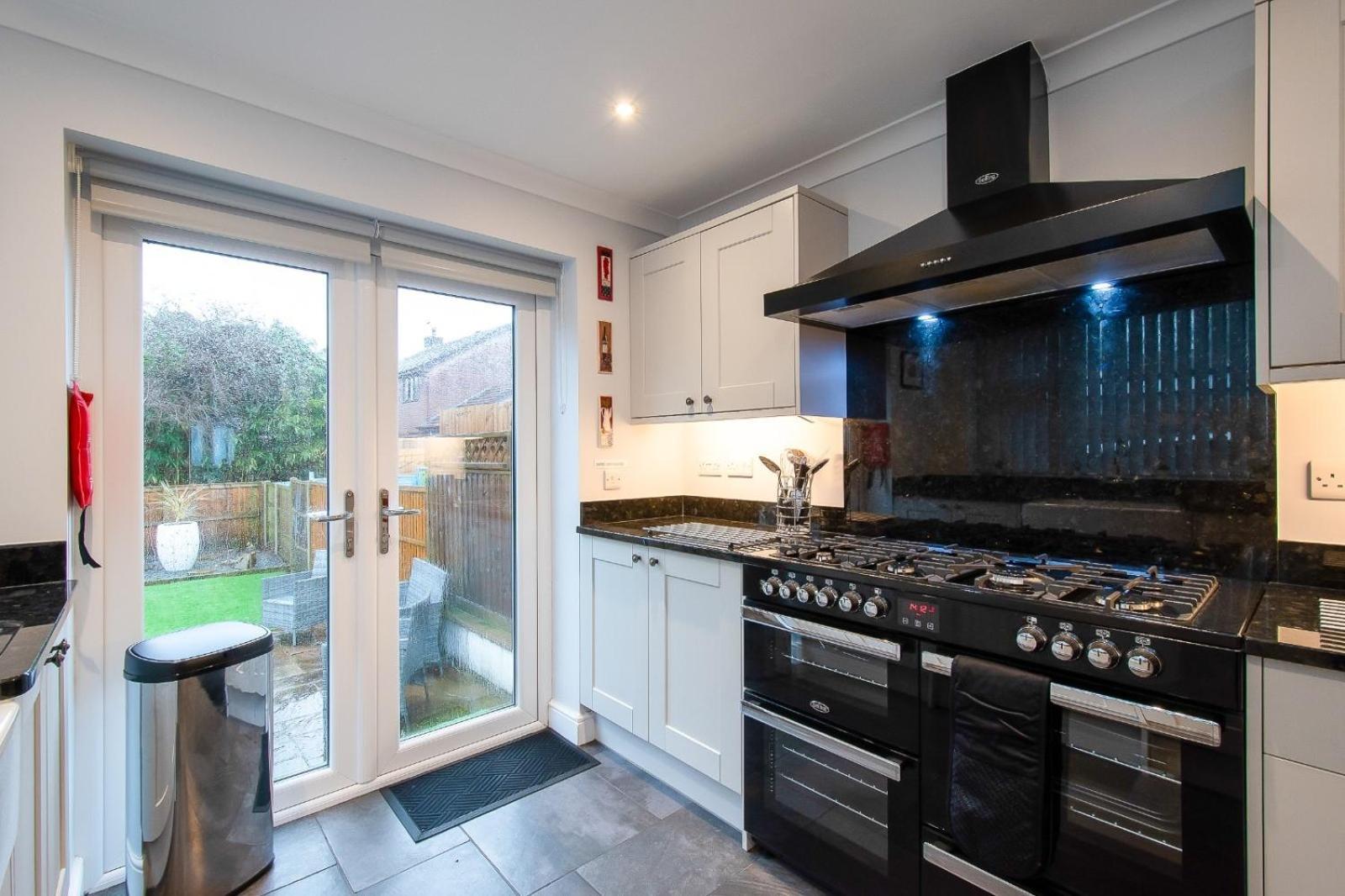 Casa One Hundred - A Beautiful 4 Bed House On The Beach Front Swansea Extérieur photo
