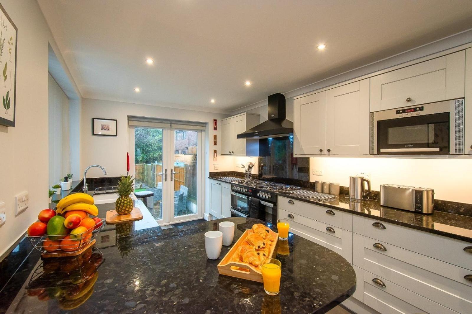 Casa One Hundred - A Beautiful 4 Bed House On The Beach Front Swansea Extérieur photo
