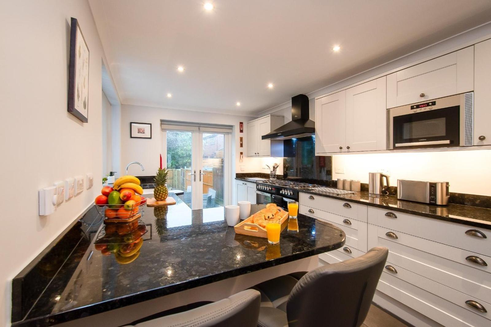 Casa One Hundred - A Beautiful 4 Bed House On The Beach Front Swansea Extérieur photo
