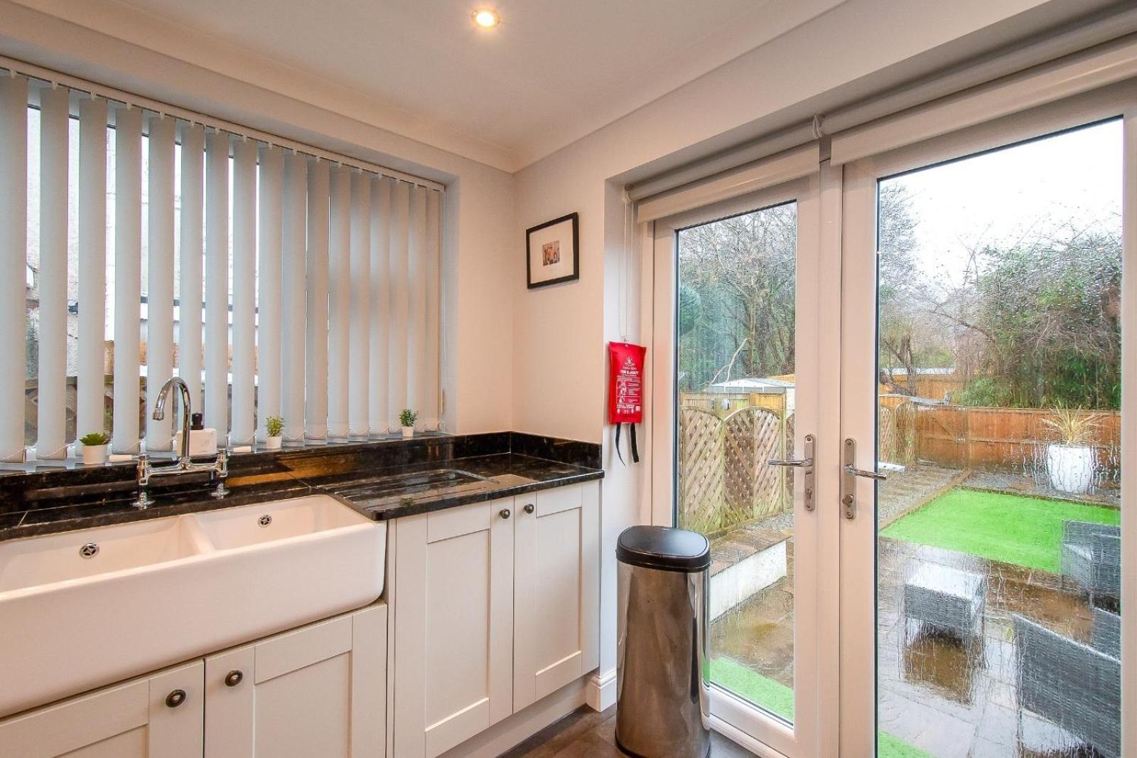 Casa One Hundred - A Beautiful 4 Bed House On The Beach Front Swansea Extérieur photo