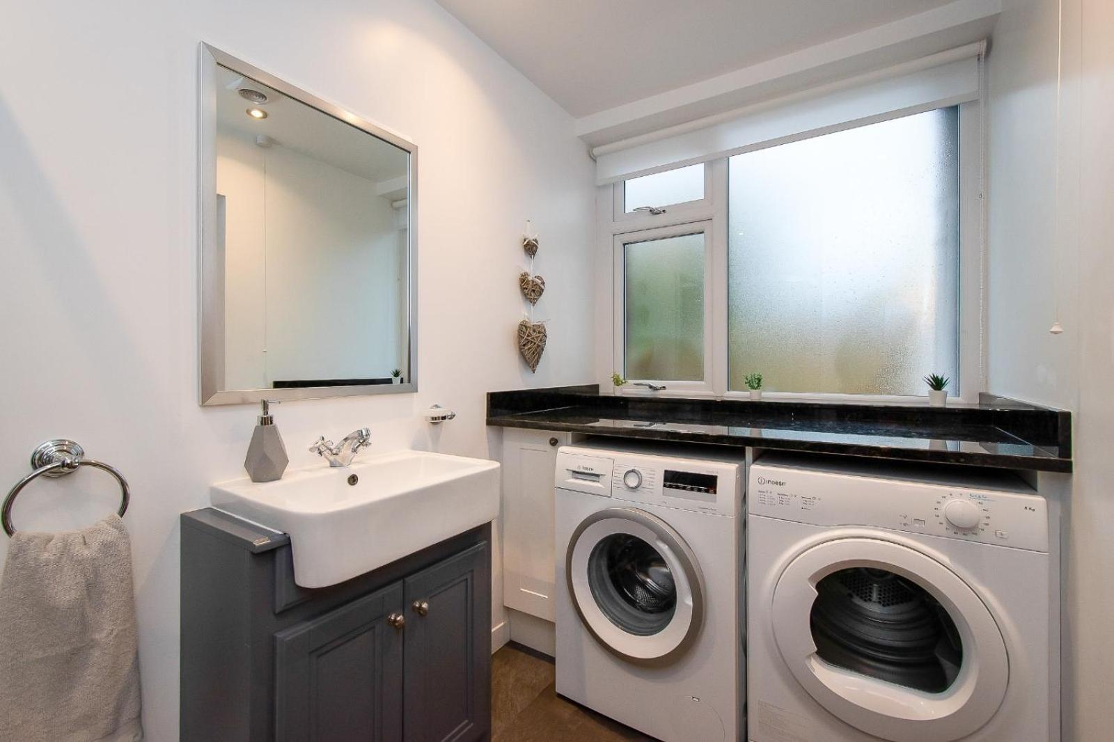 Casa One Hundred - A Beautiful 4 Bed House On The Beach Front Swansea Extérieur photo