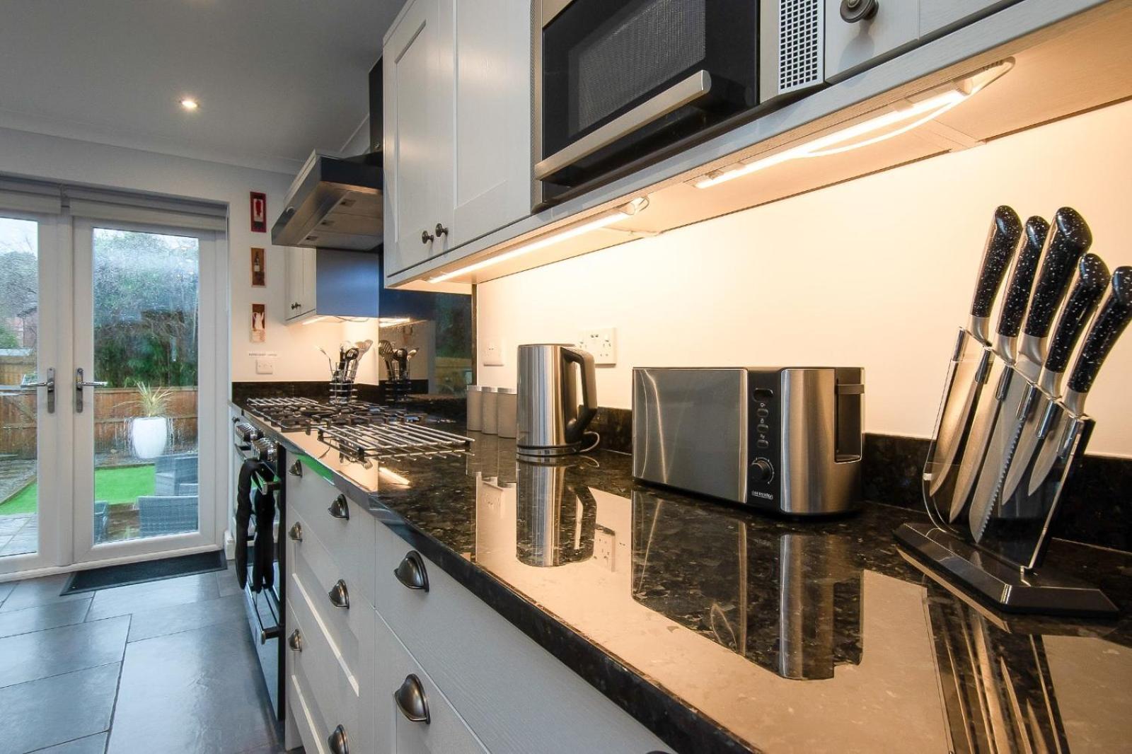 Casa One Hundred - A Beautiful 4 Bed House On The Beach Front Swansea Extérieur photo